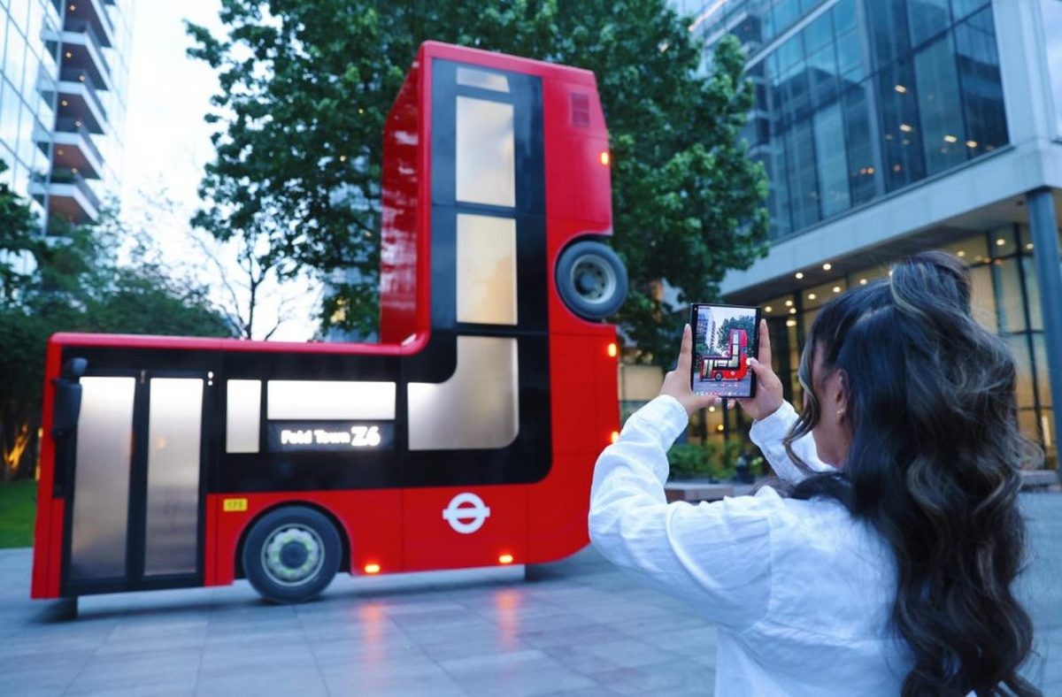 Samsung plie un bus londonien pour promouvoir ses nouveaux pliables