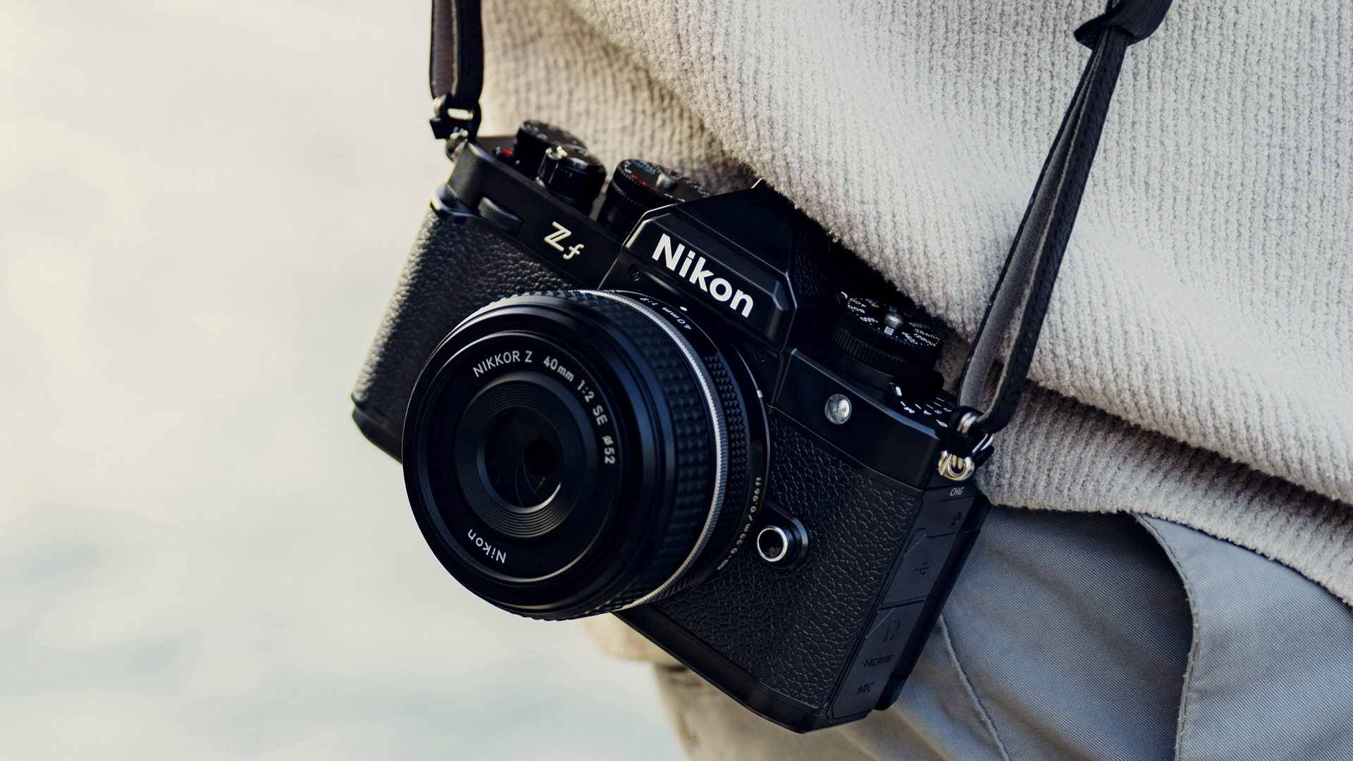 Nikon Zf avec un objectif Z 40mm F2 attaché à la ceinture du photographe