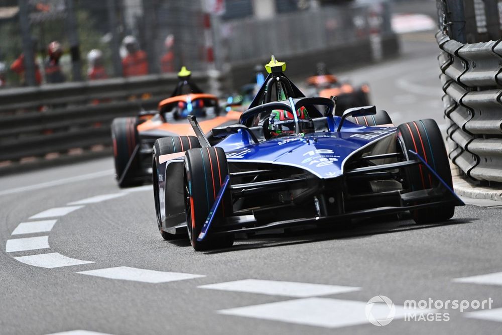 Jehan Daruvala, Maserati MSG Racing, Maserati Tipo Folgore, leads Jake Hughes, NEOM McLaren Formula E Team, e-4ORCE 04