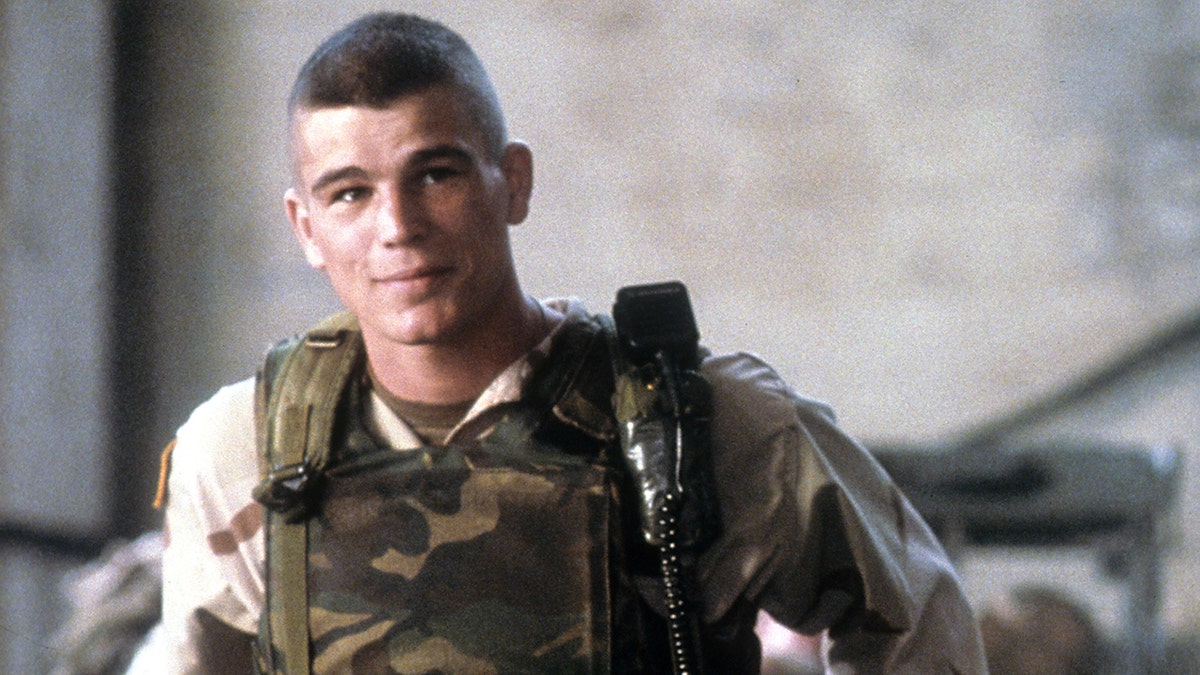 Josh Hartnett porte un gilet camouflage dans Black Hawk Down.