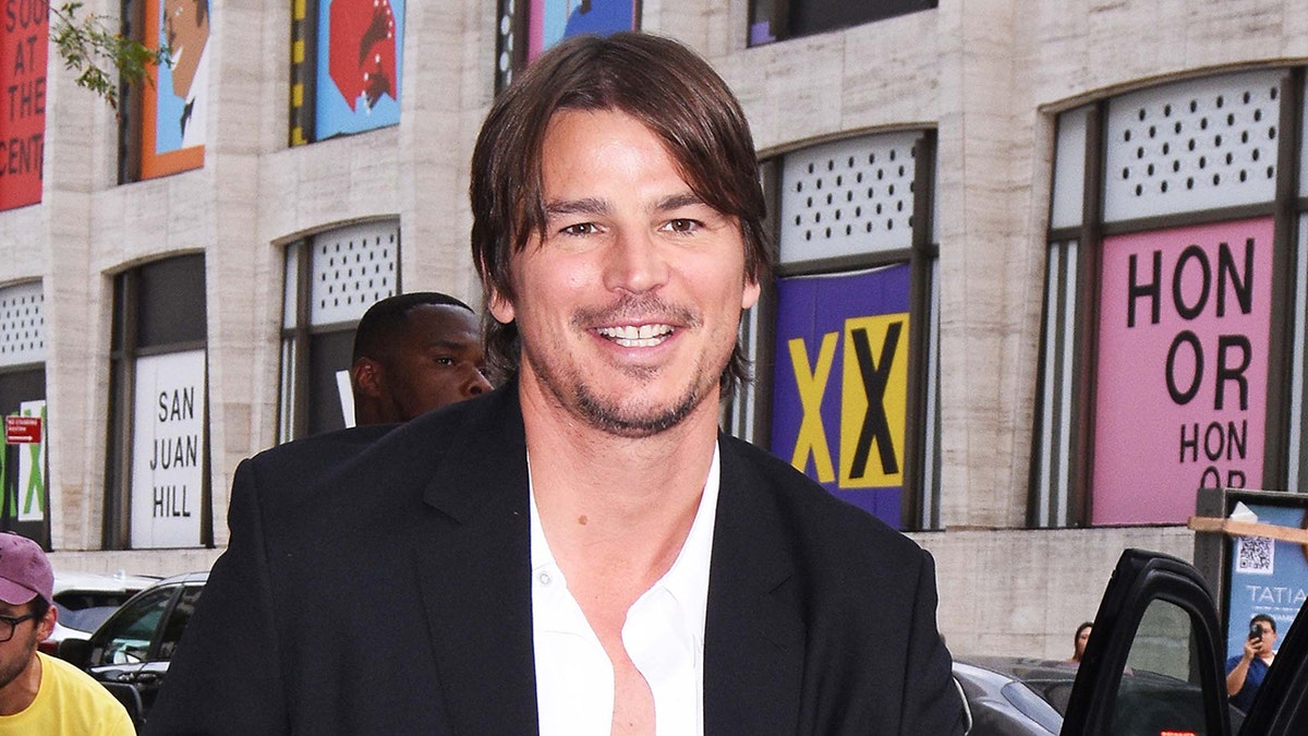 Josh Hartnett sourit en marchant à New York.