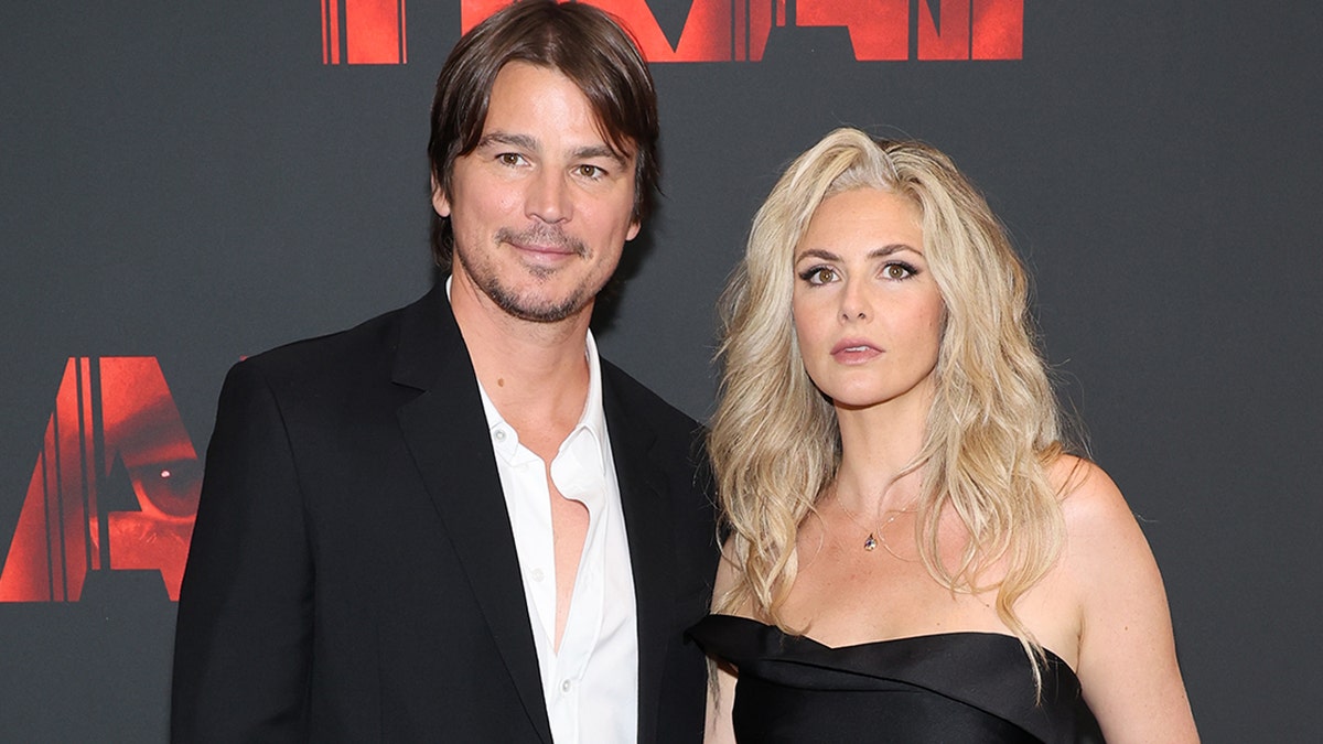 Josh Hartnett sourit aux côtés de sa femme Tamsin Egerton lors de la première de Trap.