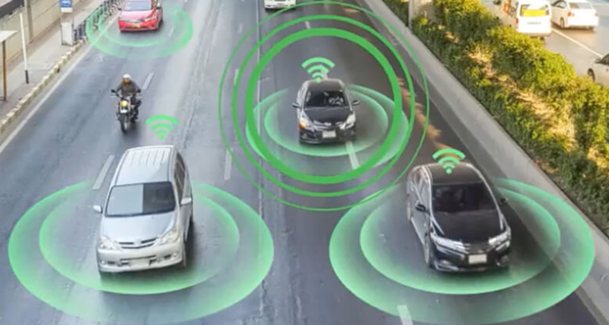 La caméra de Nauto détecte les voitures, les piétons et d'autres dangers.