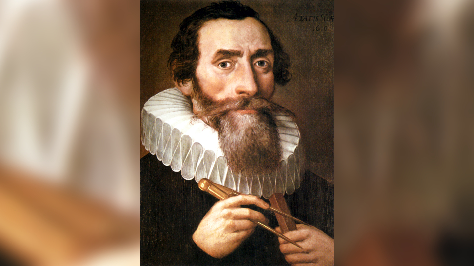 science johannes kepler portant un col et une chemise noire, tenant un compas mathématique, dans une peinture