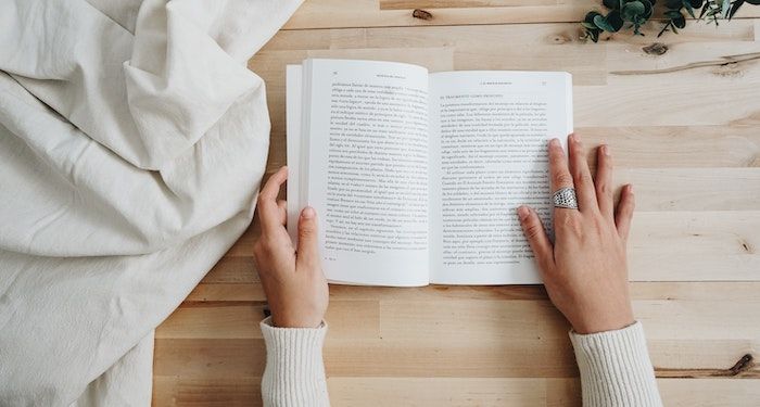 actualités une photo de mains lisant un livre sur une table