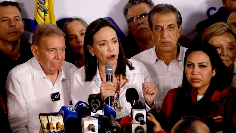 La leader de l'opposition vénézuélienne, Maria Corina Machado, s'exprime devant les médias aux côtés du candidat présidentiel de l'opposition, Edmundo Gonzalez, après l'annonce des résultats électoraux à Caracas, Venezuela, le 29 juillet 2024. REUTERS/Leonardo Fernandez Viloria