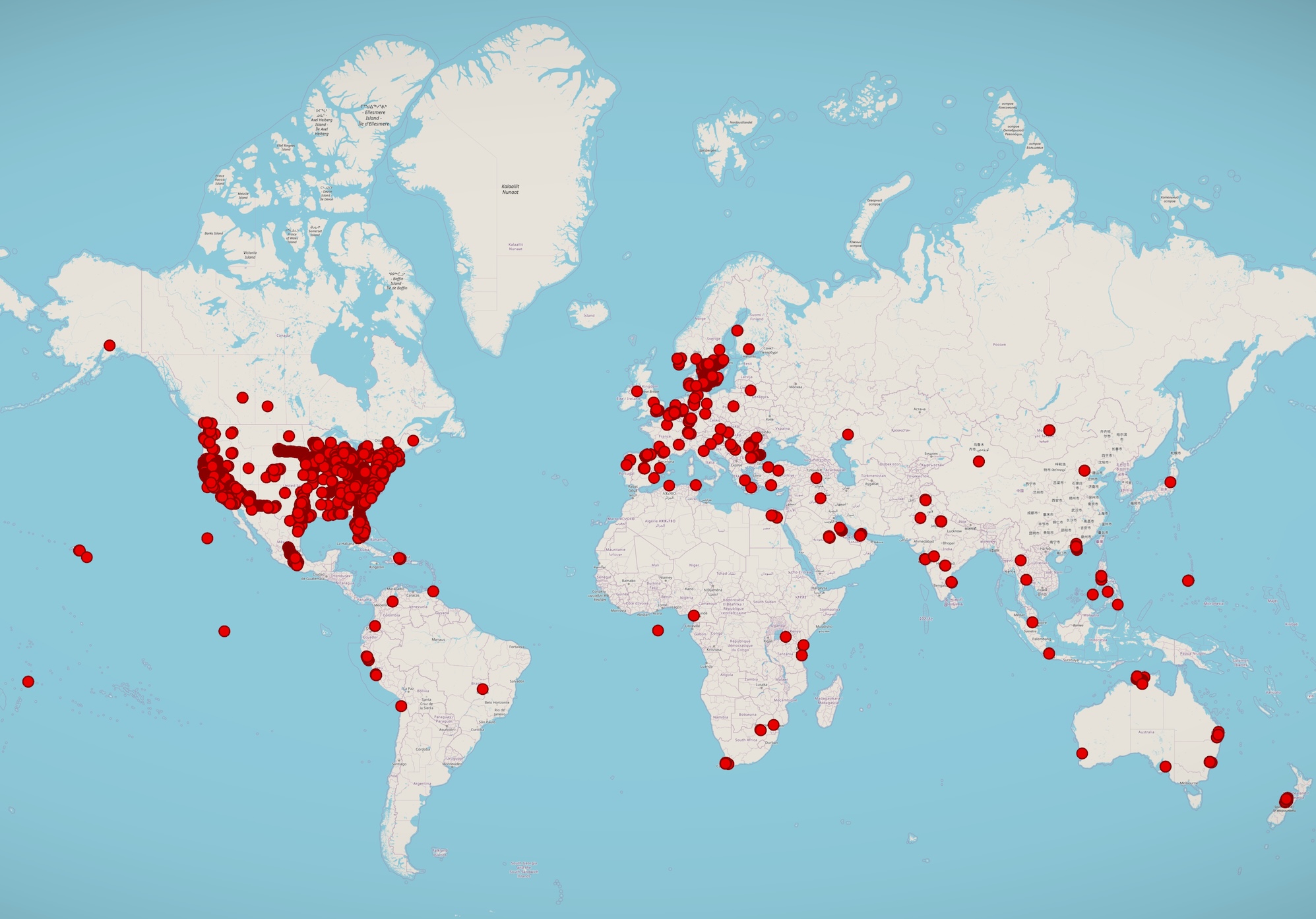 Une carte du monde montrant des centaines d'appareils Android compromis par le logiciel espion de Spytech, avec de grands clusters aux États-Unis et en Europe, et des points dispersés dans le reste du monde.