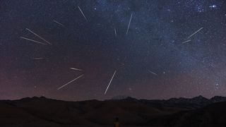 paysage montagneux sombre sous un ciel obscur avec de nombreuses étoiles filantes