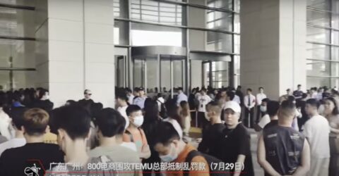 Des marchands manifestent au siège de Temu à Guangzhou contre des pénalités élevées et des paiements retenus