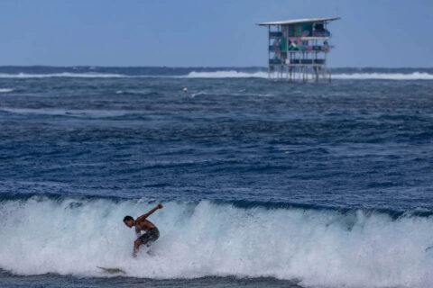 Surfeurs face aux vagues mortelles de Teahupo’o à Tahiti : tout ce qu’il faut savoir pour les JO de Paris 2024 !