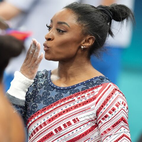 Simone Biles Répond avec Brio aux Critiques sur Ses Cheveux !