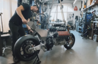 Un Ferrari F355 V8 transformé en moto : l’incroyable projet qui va vous étonner !