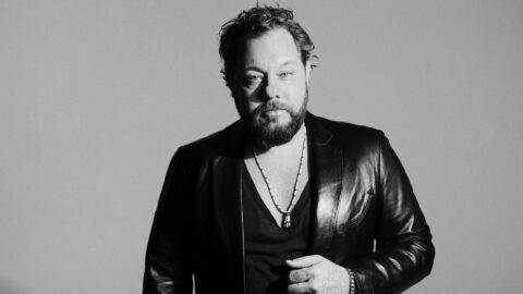 « Nathaniel Rateliff : L’Introverti qui Se Cache Derrière le Masque de l’Extroverti – Traumatismes d’Enfance, Déboires de l’Industrie et Lutte Contre l’Alcool »