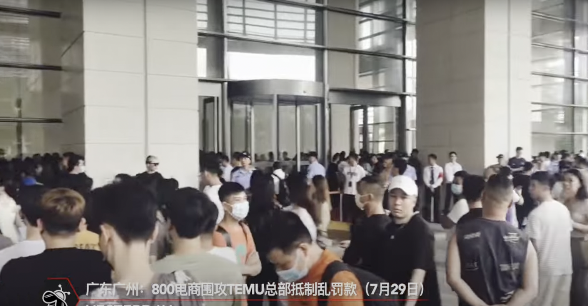 Des marchands manifestent devant le bureau de Temu à Guangzhou contre des pénalités élevées et des paiements retenus