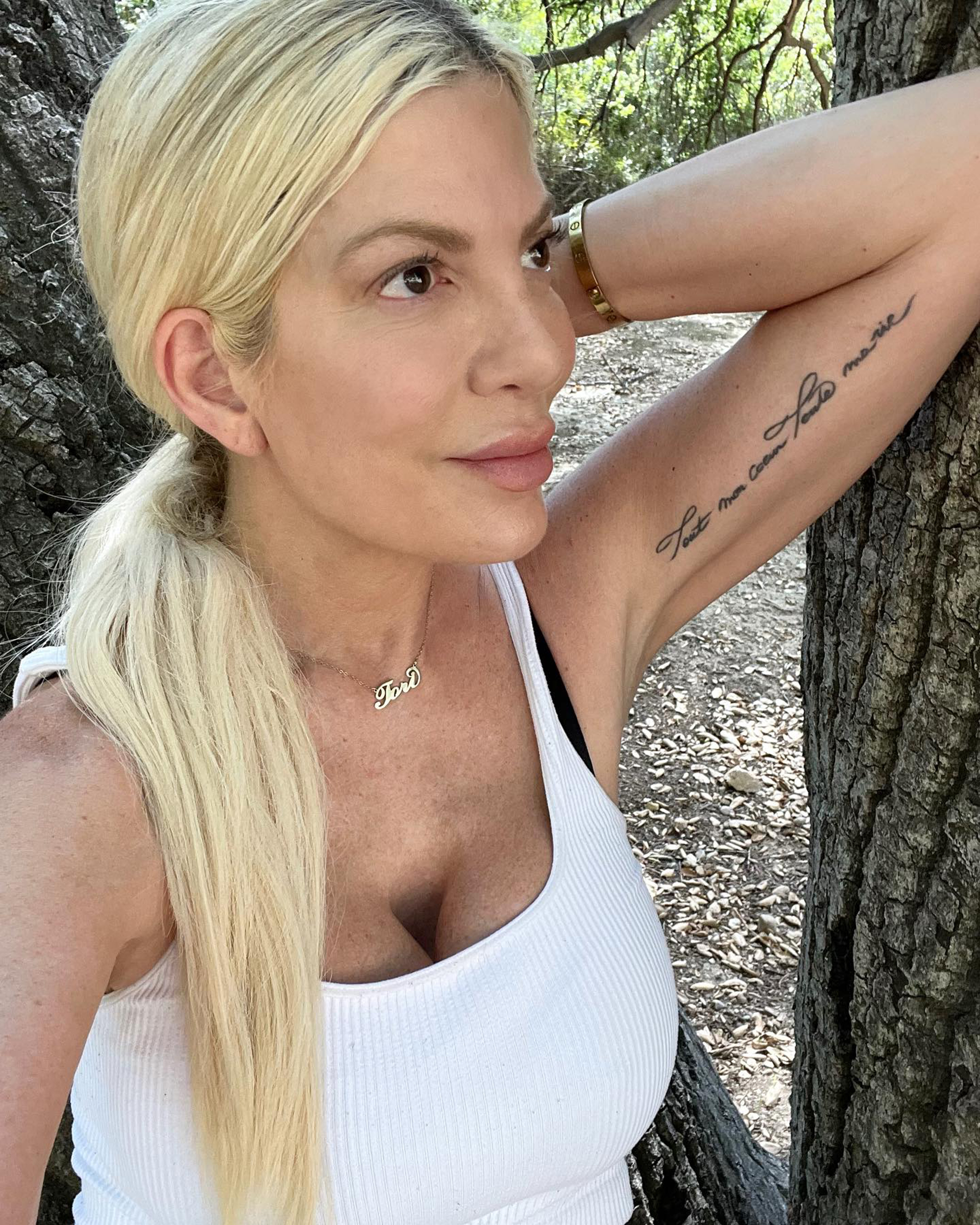 Tori Spelling révèle qu’elle pourrait devoir se tourner vers OnlyFans pour financer les études de ses 5 enfants !