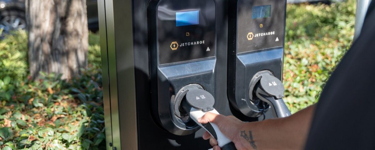 JET Charge déploie des bornes de recharge pour véhicules électriques dans 244 concessions Toyota pour le bZ4X !