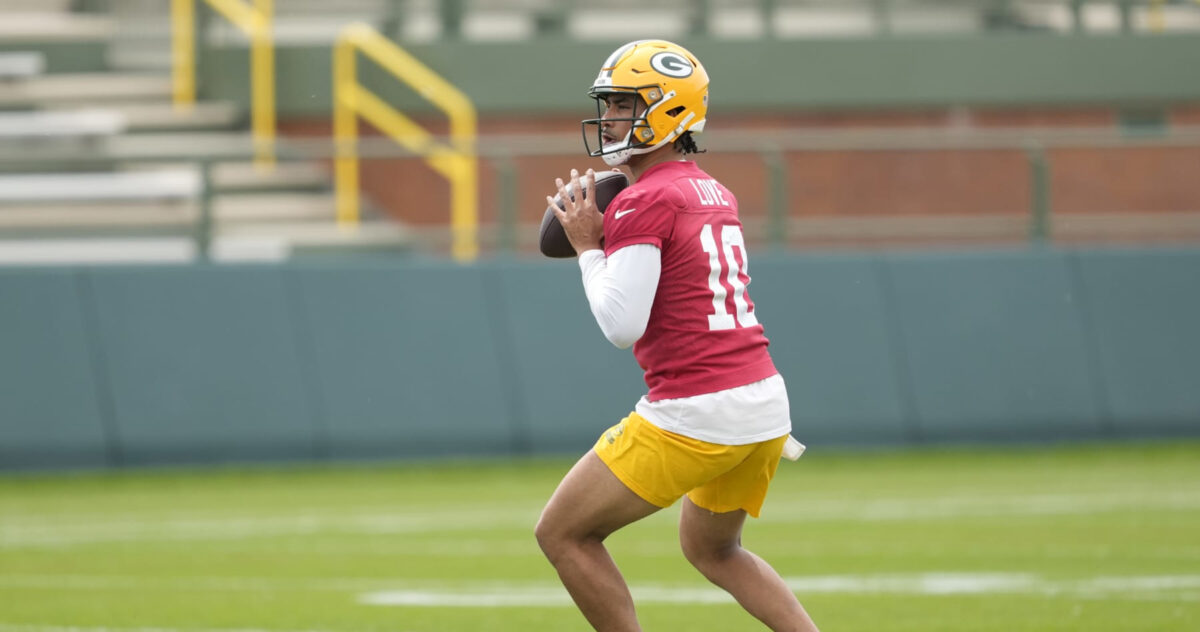 Jordan Love et les Packers dévoilent des uniformes entièrement blancs dans une vidéo et une photo époustouflantes pour la saison NFL !