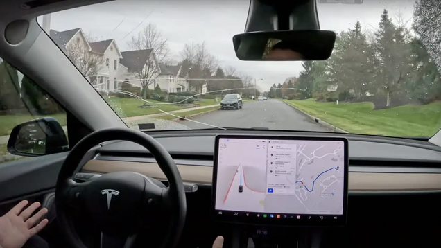 Une Tesla en mode conduite autonome heurte et tue un motard : un drame tragique