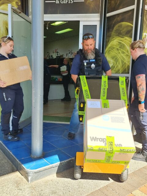 Près de 500 000 cigarettes de contrebande et 380 kg de ‘chop chop’ saisis lors de perquisitions en Queensland !