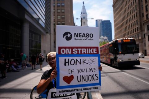 Une union en conflit menace de priver les travailleurs de leurs prestations de santé !