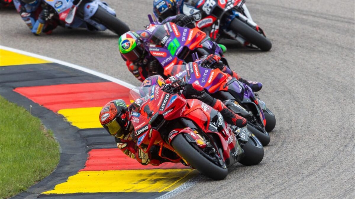 Sprint Palpitant du Grand Prix de MotoGP en Grande-Bretagne