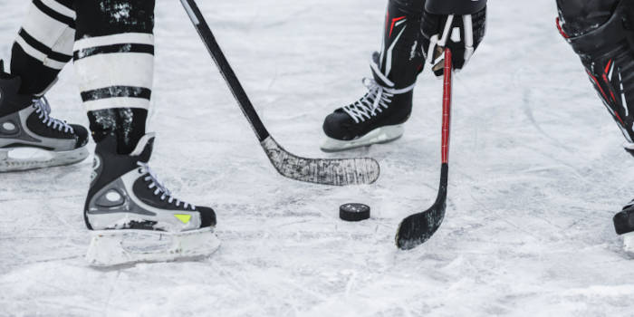 Un Commentateur de Hockey Célèbre Écarté de l’Antenne pour des Violations de Paris Suspectes