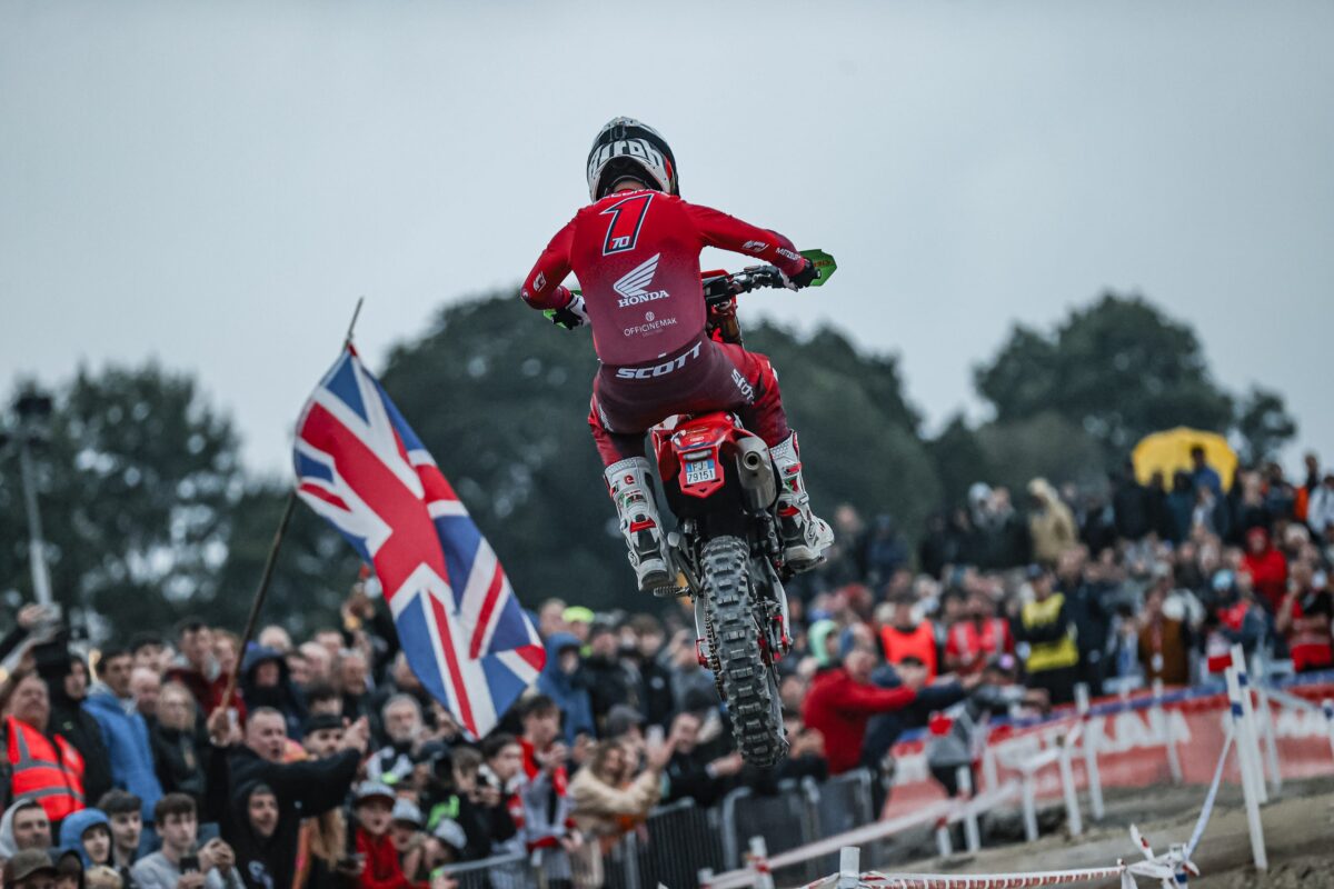 Angus Riordan Éblouissant au Super Test AKRAPOVIC pour le Début du GP du Pays de Galles FORSITESERVICES !