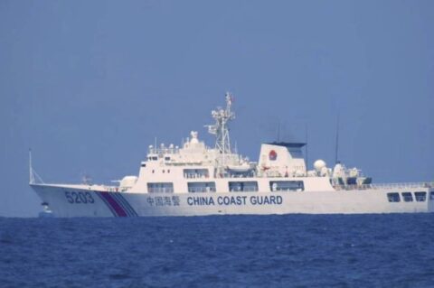 Un navire chinois à la découverte des récifs et bancs de sable en mer de Chine méridionale