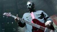 « « Je ne pourrais pas jouer les morceaux techniques avec ce masque. J’ai failli m’évanouir plusieurs fois » : Paul Gray, l’ancien bassiste de Slipknot, sur son rôle au sein du groupe de métal le plus extrême »