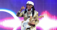 Quand ce jeune a branché ma guitare et joué sur cette Strat, il m’a ébloui par son talent : Nile Rodgers raconte l’achat de sa Fender Stratocaster, le meilleur investissement de sa vie !