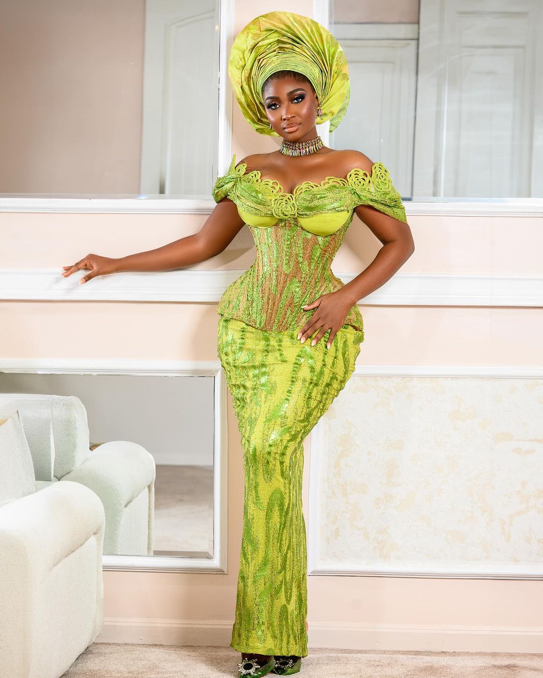 Envie de briller avec élégance à votre Owambe ? Découvrez ces 10 looks #AsoEbiBella incontournables !