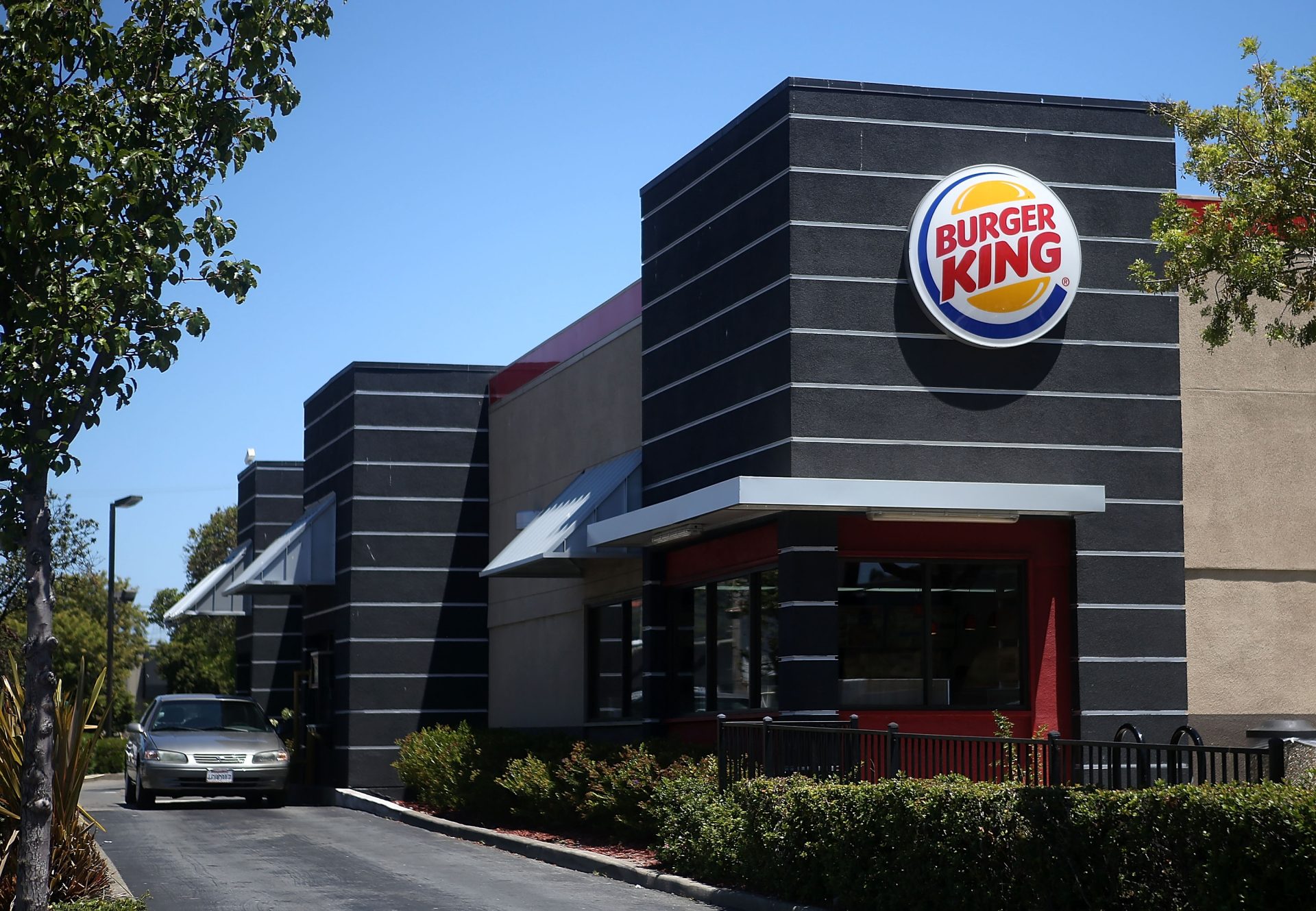 Burger King Réagit Après Qu’une Maman de New York et Sa Fille de 4 Ans Découvrent du Sang dans Leur Repas (VIDÉO)