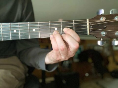 Les Fondamentaux de la Guitare : Maîtrisez les Accords Sus et Ajoutez des Éléments Créatifs avec des Formes d’Accords Ouverts !