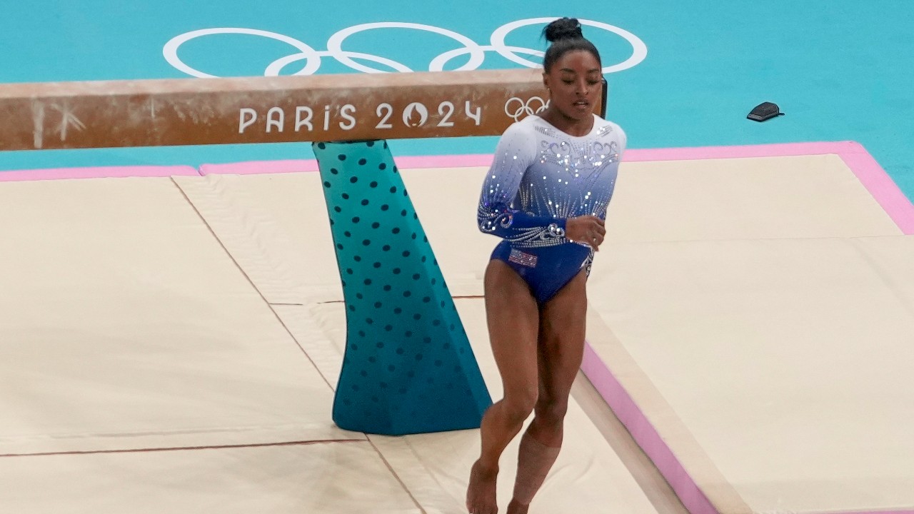 Simone Biles trébuche sur la poutre et rate le podium aux Jeux Olympiques