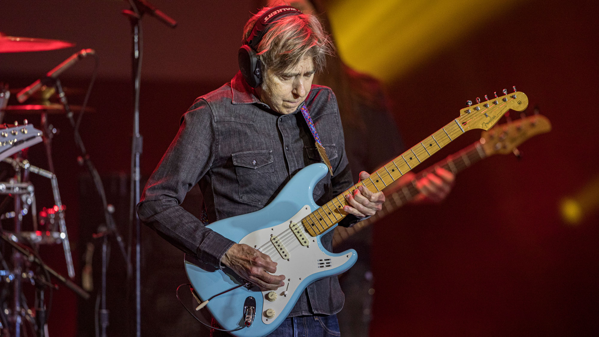 « Retour aux fondamentaux : Eric Johnson dénonce l’angoisse des choix face à l’explosion des équipements de guitare »