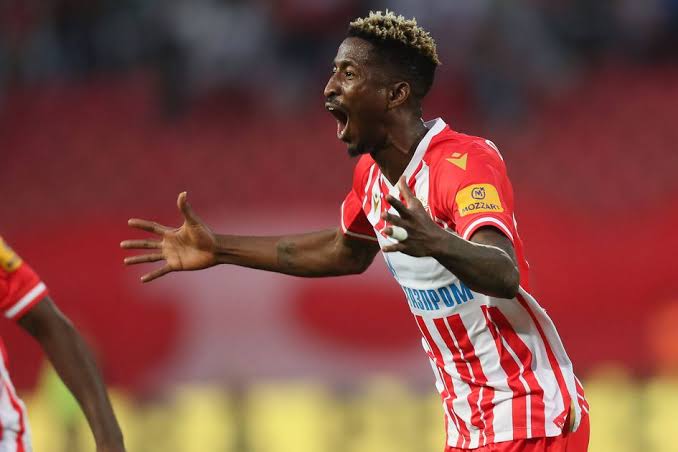 La saga du transfert de Peter Olayinka : l’étoile nigériane fait son retour à l’entraînement avec le Red Star Belgrade après un transfert avorté vers Slavia Prague