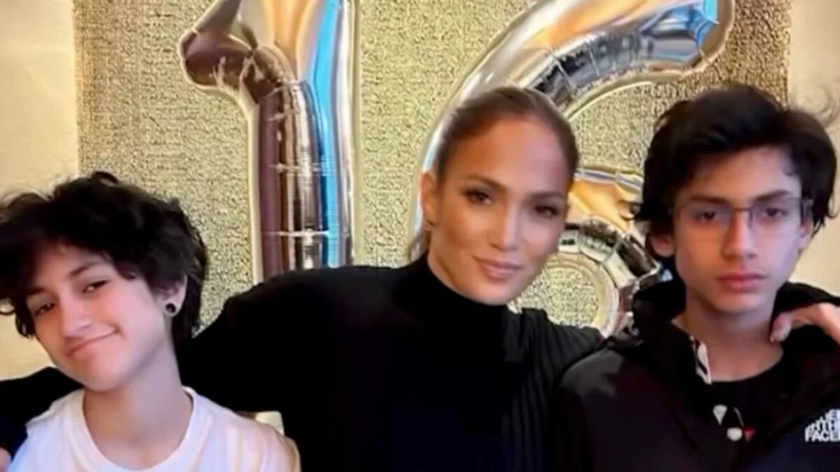 Jennifer Lopez dévoile des photos inédites de ses jumeaux impressionnants, Emme et Max !