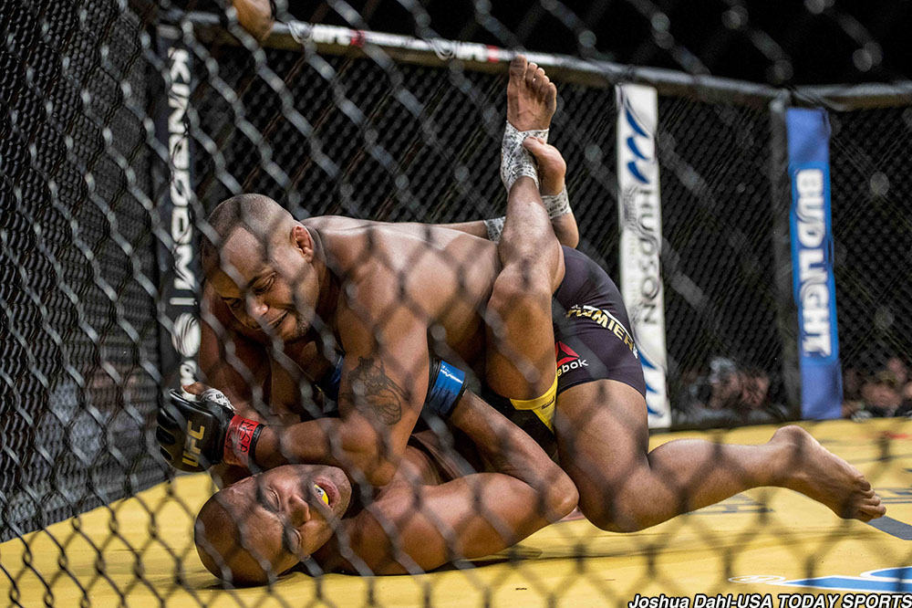 Daniel Cormier, légende de l’UFC, s’oppose à la levée de l’interdiction des coudes 12-6 par l’ABC : découvrez ses raisons !