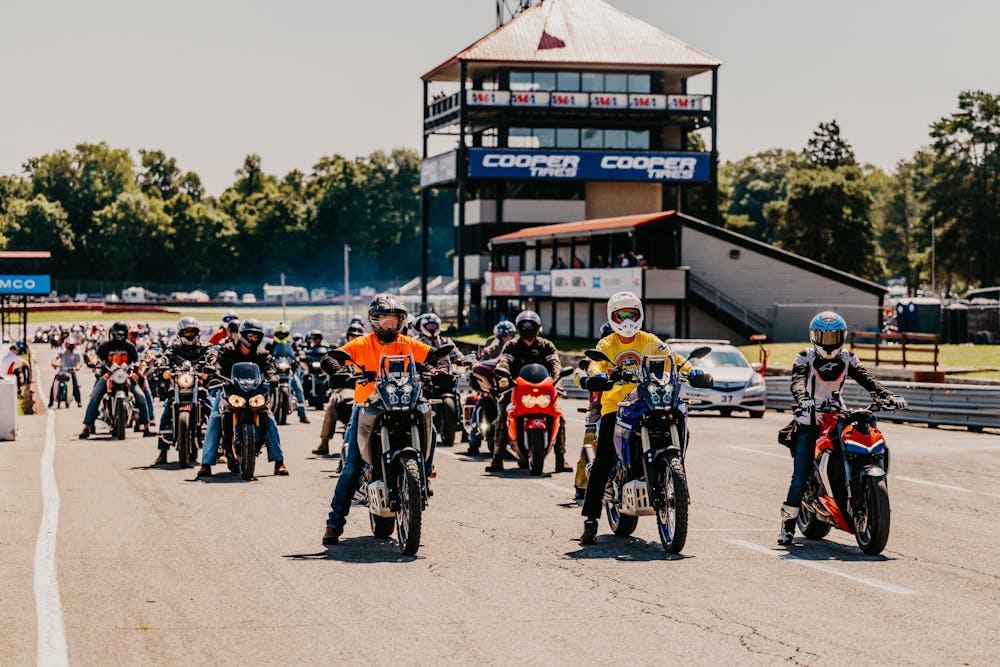 Les Journées de la Moto Vintage : Célébration du Centenaire de l’AMA dans un Élan Record !