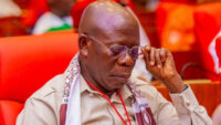 Edo 2024 : Oshiomhole mis en garde contre les discours tribaux avant les élections gubernatoriales