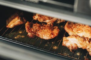 Des cuisses de poulet croustillantes à la friteuse à air : préparez-les en seulement 15 minutes !