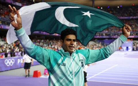 Arshad Nadeem décroche la première médaille d’or en athlétisme pour le Pakistan en battant Neeraj Chopra en finale du javelot !