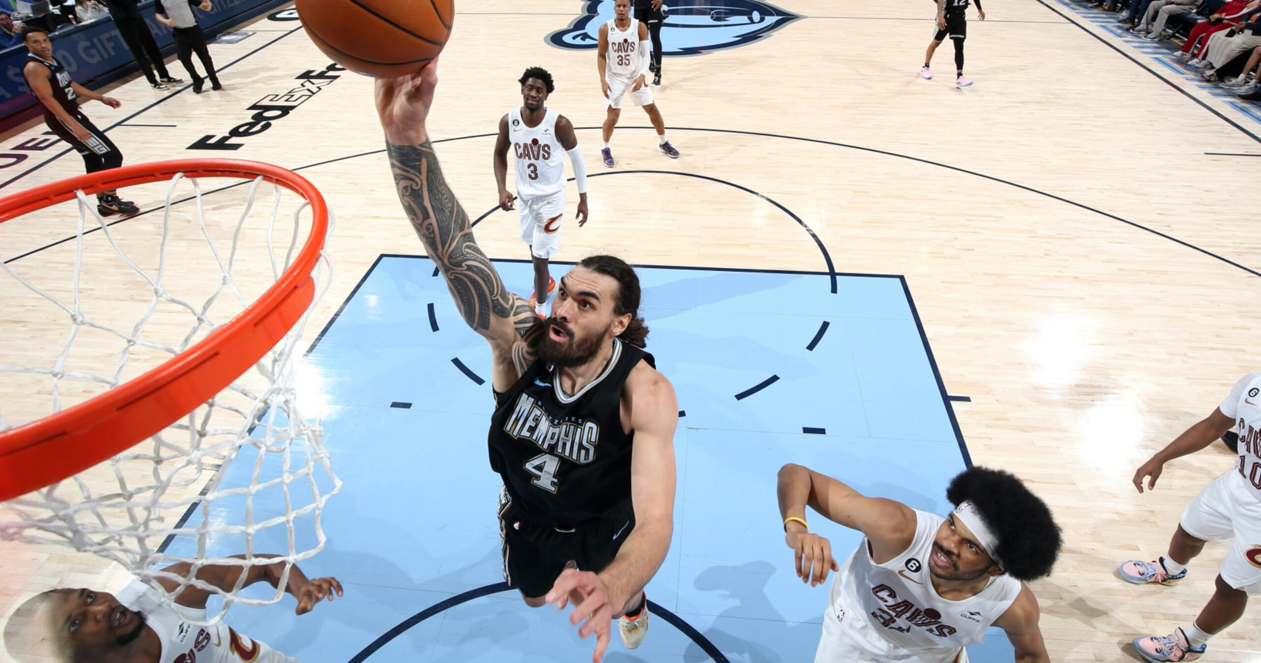 Vidéo : Steven Adams révèle à Kevin Garnett qu’il ne parle pas anglais pour esquiver les provocations !