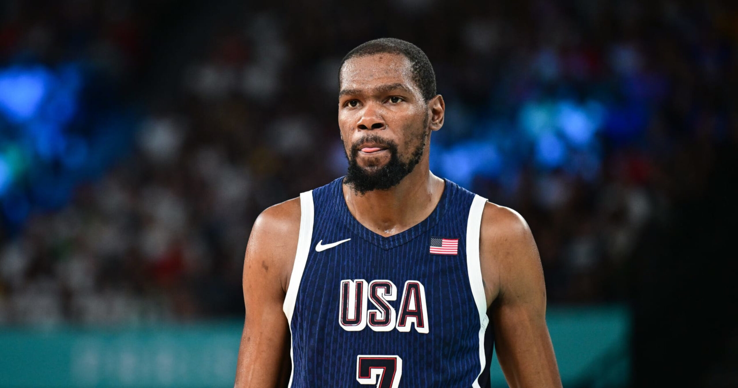 Kevin Durant brille sur un panneau publicitaire Nike après avoir battu le record de points de l’équipe USA !