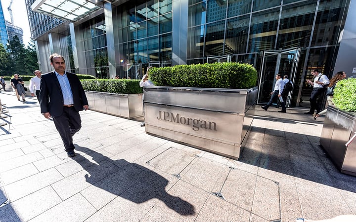 Le Bitcoin fait un bond spectaculaire après une chute de 15 % : les analystes de JPMorgan soulignent le soutien institutionnel !