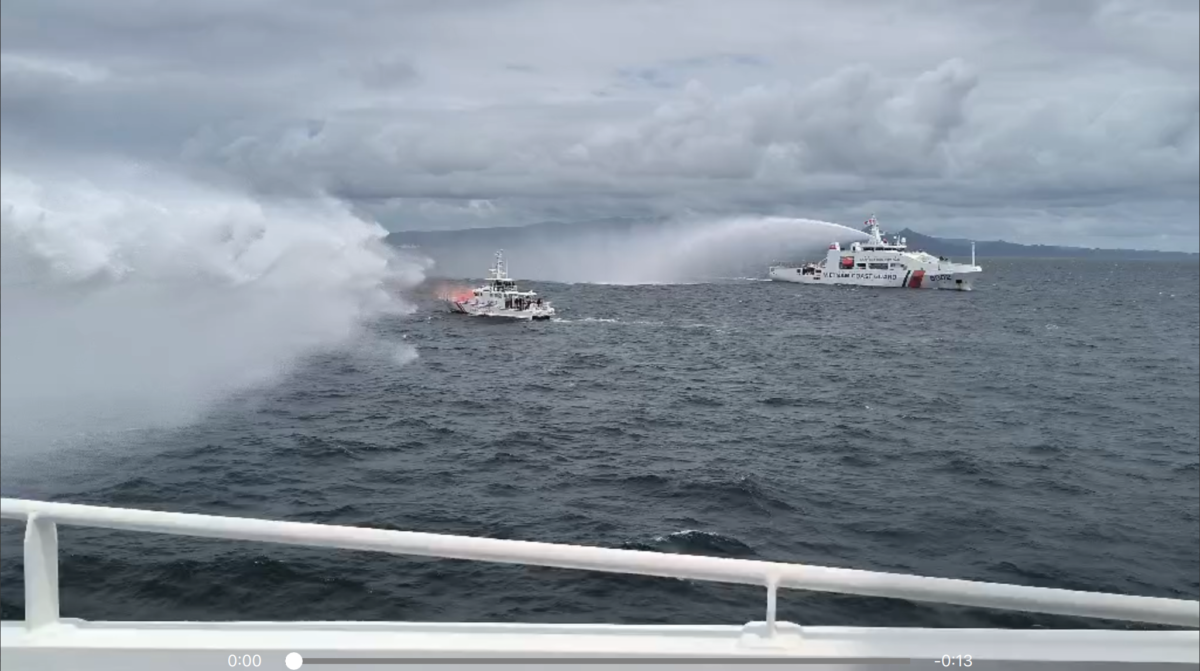 L’utilisation de canons à eau lors des exercices PH-Vietnam en mer de Chine méridionale