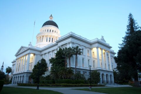 Les législateurs californiens s’interrogent sur l’envoi d’inspecteurs de santé dans les centres d’immigration