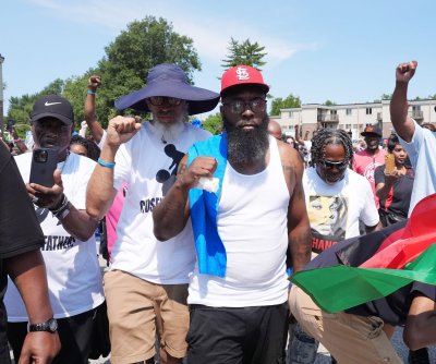 Des amis et des militants rendent hommage au 10e anniversaire de la tragédie de Michael Brown Jr