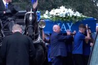 Les proches de Jay Slater s’habillent en bleu pour rendre hommage à l’apprenti « éternellement 19 ans » lors de ses funérailles