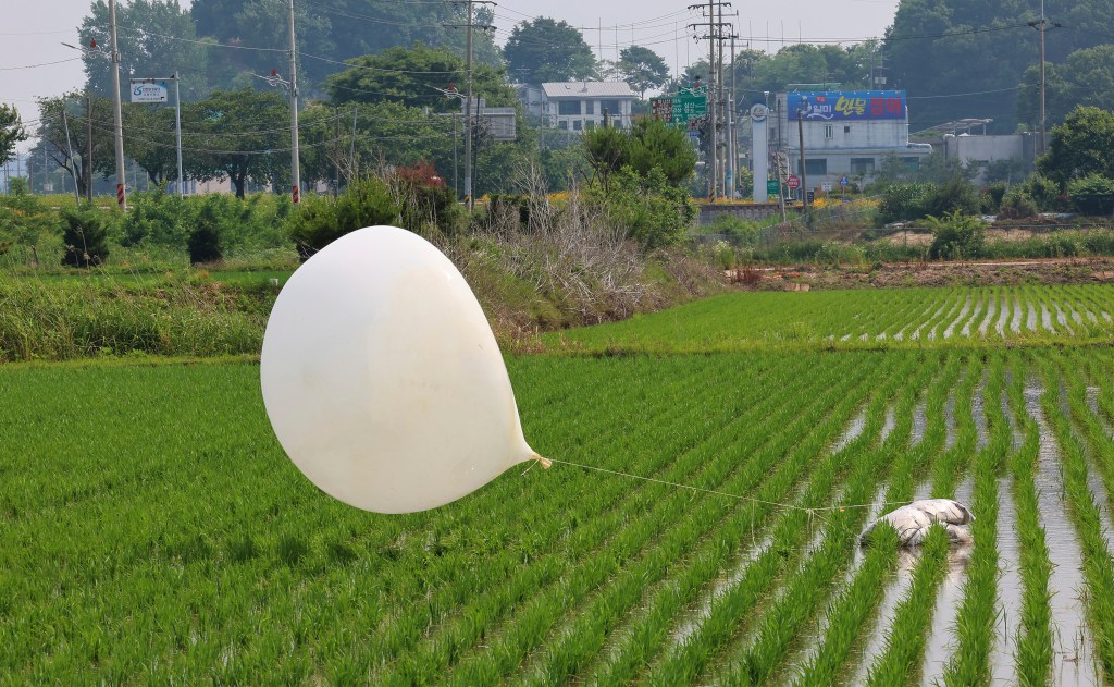 Séoul dénonce le lancement de ballons-poubelle par la Corée du Nord : une guerre psychologique insolite se poursuit !